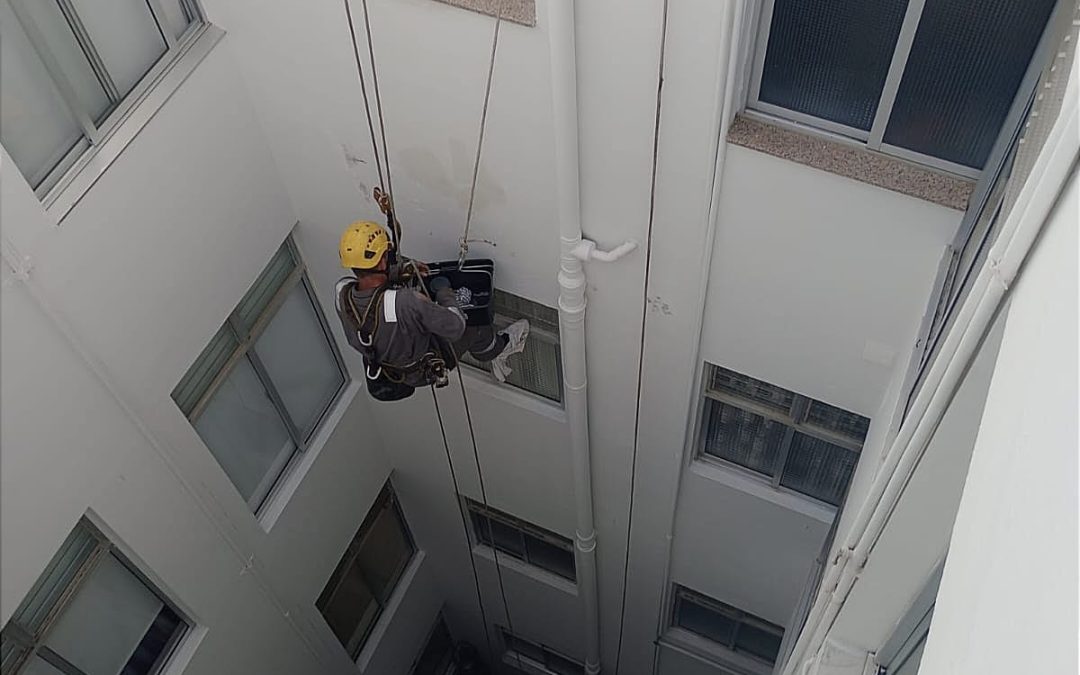 Medidas de Seguridad en la Pintura de Fachadas con Trabajos Verticales